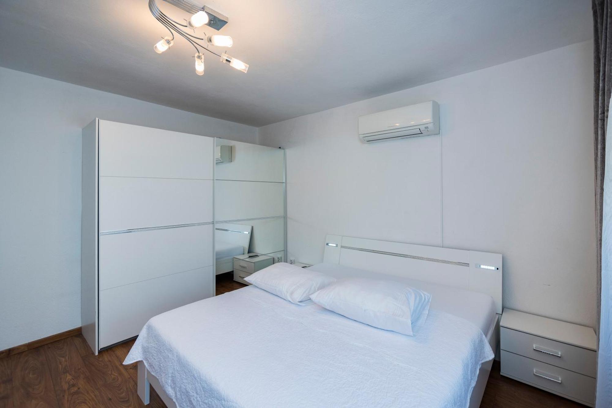 M&M Pelivan Apartments Solin Exterior photo
